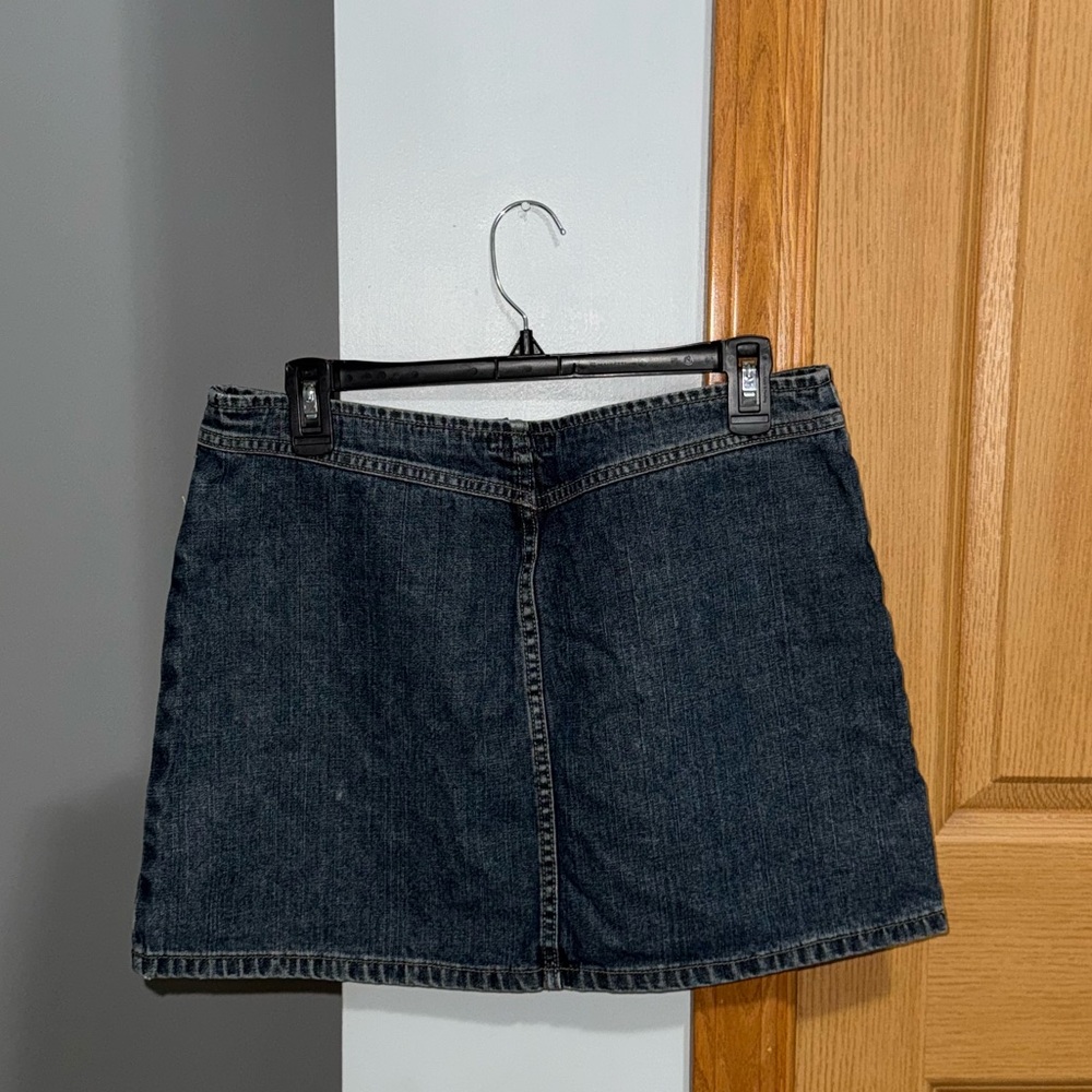 American Eagle Outfitters Dark Washed Denim Casual Mini Skirt Women’s Size 8 - Picture 2 of 3